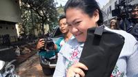 Putri Nia Daniati, Olivia Nathania usai menjalani pemeriksaan di Polda Metro Jaya terkait kasus penipuan, Selasa (1/8/2017). (Surya Hadiansyah/Liputan6.com)