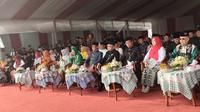 Penjabat Gubernur DKI Jakarta, Heru Budi Hartono bertemu kangen dengan mantan Gubernur Jakarta, Fauzi Bowo alias Foke di Lebaran Betawi 2023. (Liputan6.com/Winda Nelfira)