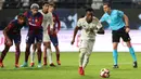 Pemain Real Madrid, Vinicius Junior mencetak gol melalui tendangan penalti ke gawang Barcelona pada laga final Piala Super Spanyol di Stadion King Saud University, Riyadh, Arab Saudi Senin (15/1/2024) dini hari WIB. (AFP/Giuseppe Cacace)