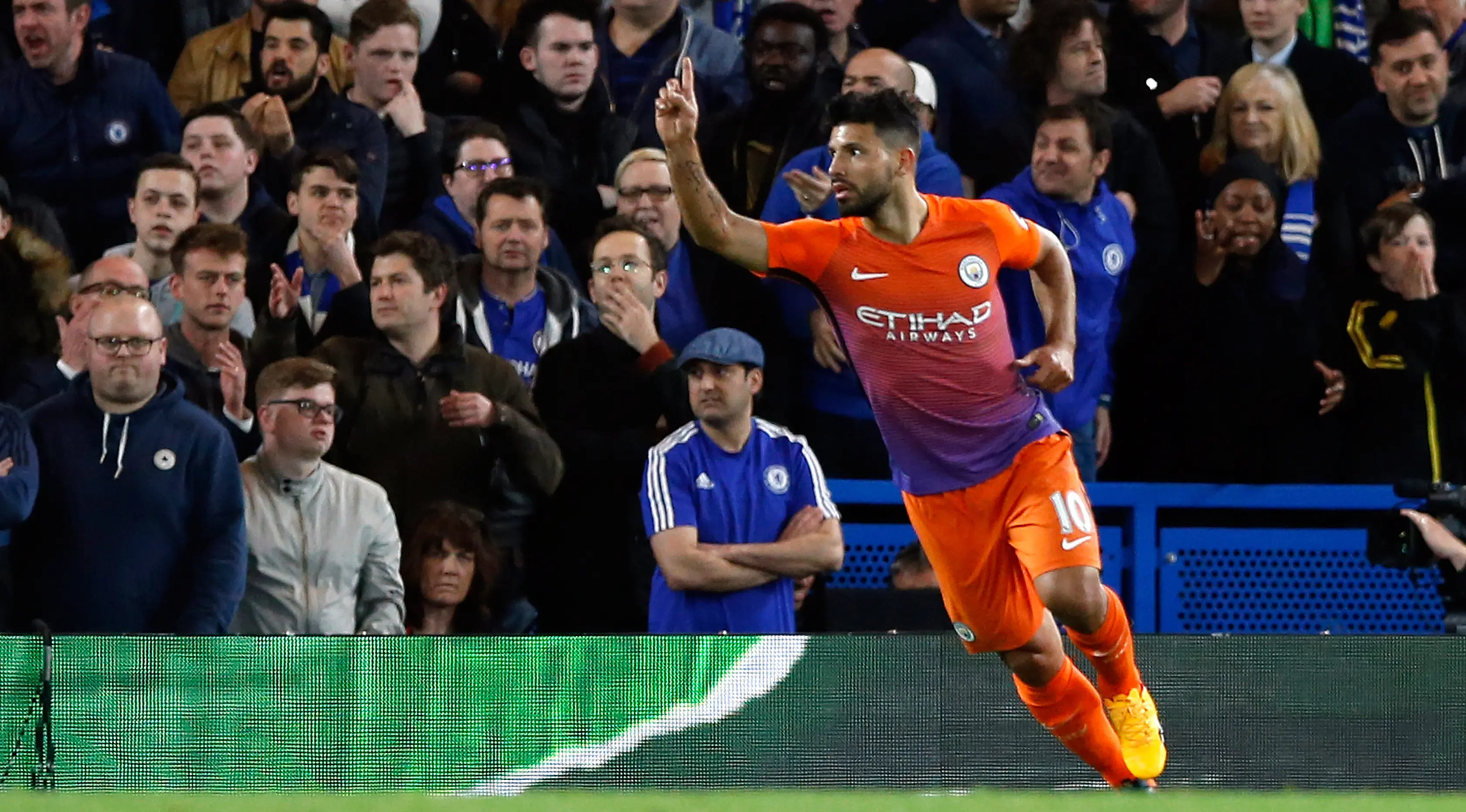 Penyerang Manchester City, Sergio Aguero melakukan selebrasi usai mencetak gol ke gawang Chelsea pada lanjutan Liga Inggris di Stamford Bridge, London, (6/4). (AP Photo / Alastair Grant)