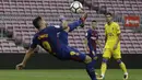 Striker Barcelona, Luis Suarez, melakukan tendangan salto saat melawan Las Palmas pada laga La Liga Spanyol di Stadion Camp Nou, Katalonia, Minggu (1/10/2017). Barcelona menang 3-0 atas Las Palmas. (AP/Manu Fernandez)