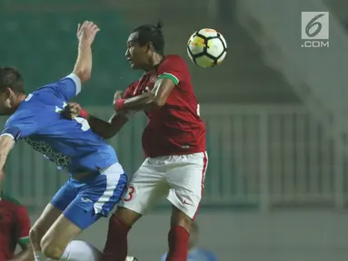 Bek Indonesia U-23, Hansamu Yama Pranata (kanan) berebut bola atas dengan pemain Uzbekistan pada laga PSSI Anniversary 2018 di Stadion Pakansari, Kab Bogor, Kamis (3/5). Babak pertama berakhir imbang 0-0. (Liputan6.com/Helmi Fithriansyah)