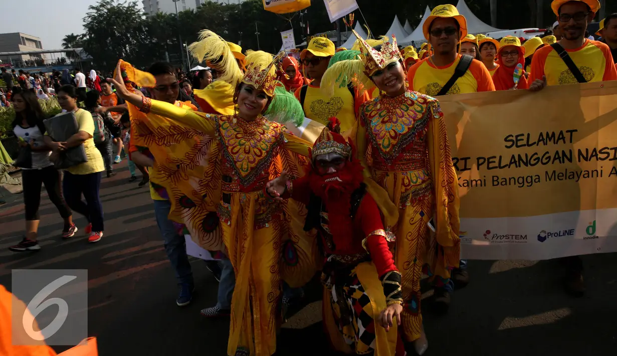 Sejumlah peserta parade mengenakan kostum tokoh pewayangan saat memperingati Hari Pelanggan Nasional 2016 di Kawasan Bundaran HI, Jakarta, Minggu (4/9). Kegiatan tersebut sebagai bentuk kepedulian bersama kepada pelanggan. (Liputan6.com/Johan Tallo)