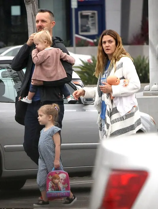 Drew Barrymore sendiri kini masih berhubungan baik dengan Will Kopelman demi mengurus anak-anak mereka. (Daily Mail)