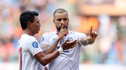 Selebrasi pemain Arema FC, Gustavo Almeida Dos Santos (kanan), setelah mencetak gol ke gawang Persija Jakarta dalam pertandingan pekan kesembilan BRI Liga 1 2023/2024 yang berlangsung di Stadion Patriot Candra Bhaga, Bekasi, Minggu (20/9/2023). (Bola.com/M Iqbal Ichsan)