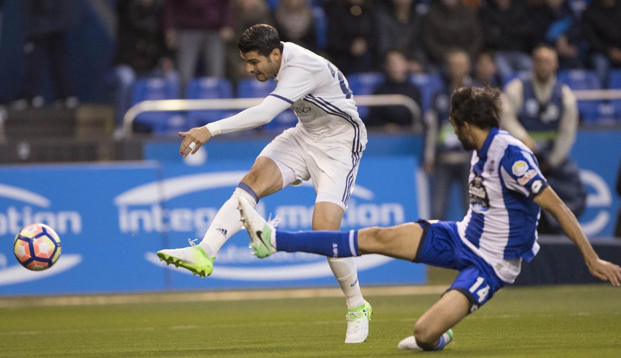Striker Real Madrid, Alvaro Morata, melepaskan tembakan ke arah gawang Deportivo pada laga La Liga di Stadion Riazor, La Coruna, Rabu (26/4/2017). Deprtivo kalah 2-6 dari Madrid. (AP/Lalo R Villar)