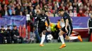 Pemain Manchester United, Alexis Sanchez mengontrol bola dalam pada laga leg pertama 16 besar Liga Champions melawan Sevilla di Ramon Sanchez Pizjuan, Rabu (21/2). Manchester United pulang dari Sevilla dengan hasil imbang 0-0 (AP/Miguel Morenatti)