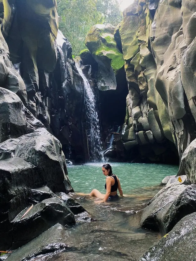 6 Potret Haico Van der Veken Liburan di Curug, Tempat Wisata Favorit