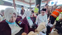Para jemaah haji lansia ini penuh semangat menarik koper kabin mereka menuju ruang tunggu keberangkatan pesawat Saudi Airlines&nbsp;di Terminal 2 Bandara Soekarno Hatta. Tepatnya di area keluar dari Makkah Route. (Foto:Liputan6/Pramita Tristiawati)