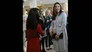 Terlihat perut Kate semakin membesar di kehamilannya yang menginjak usia 6 bulan saat menghadiri pembukaan Kensington Leisure Centre di London, Inggris, Senin (19/1/2015). (AFP PHOTO/KIRSTY WIGGLESWORTH/POOL)