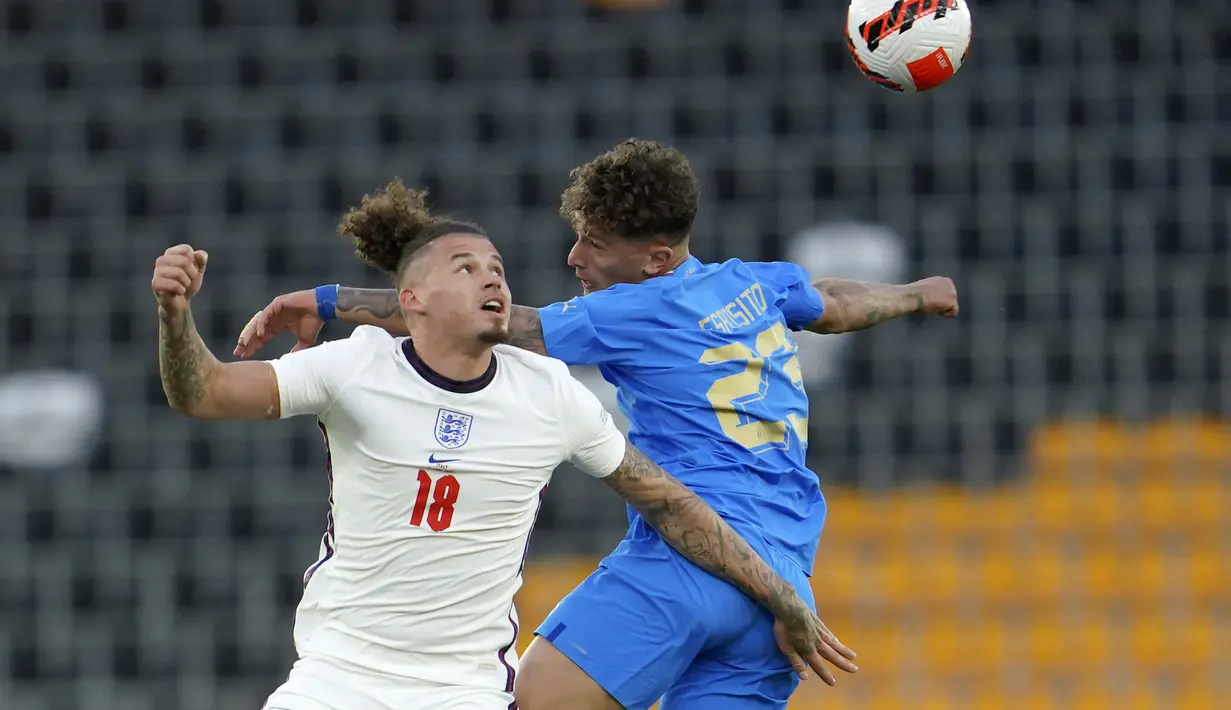 Gelandang Inggris, Kalvin Philips berebut bola dengan pemain Italia, Salvatore Esposito selama pertandingan grup A3 UEFA Nations League di Stadion Molineux di Wolverhampton, Inggris, Minggu (12/6/2022). Italia tetap memimpin klasemen grup A3 dengan lima poin, sementara Inggris ada di posisi juru kunci dengan dua poin. (AP Photo/Jon Super)