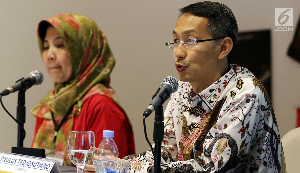Direktur Garudafood, Paulus Tedjosutikno (kanan) memberikan keterangan seusai mengadakan rapat umum pemegang saham tahunan di Jakarta, Selasa (30/4/2019). Dari rapat tersebut menyetujui pembagian dividen sebesar Rp 17 per lembar saham yang akan dibagikan pada Mei 2018. (Liputan6.com/Johan Tallo)