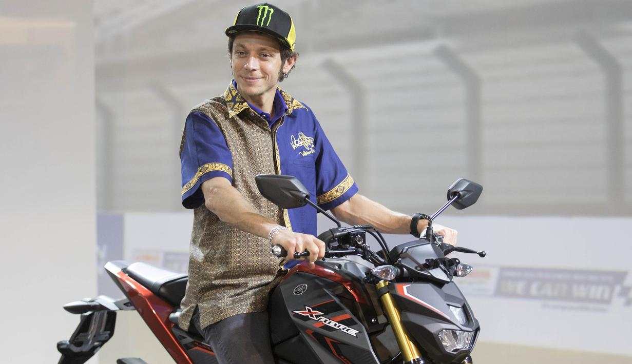 Valentino Rossi berpose di atas motor baru Yamaha, Xabre, saat peluncurannya di The Mulia Resort, Bali, Selasa (26/1/2016). (Bola.com/Vitalis Yogi Trisna)
