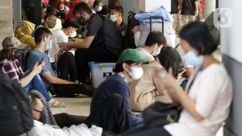 Hiruk Pikuk Stasiun Pasar Senen Jelang Pelarangan Mudik Lebaran 2021