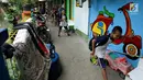 Aktivitas warga di kampung warna-warni, Jalan Pancawarga, Cipinang Besar Selatan, Jakarta, Kamis (2/11). Program kampung warna-warni dan bebas asap rokok itu merupakan perlindungan bagi wanita dan anak-anak dari bahaya rokok. (Liputan6.com/Johan Tallo)