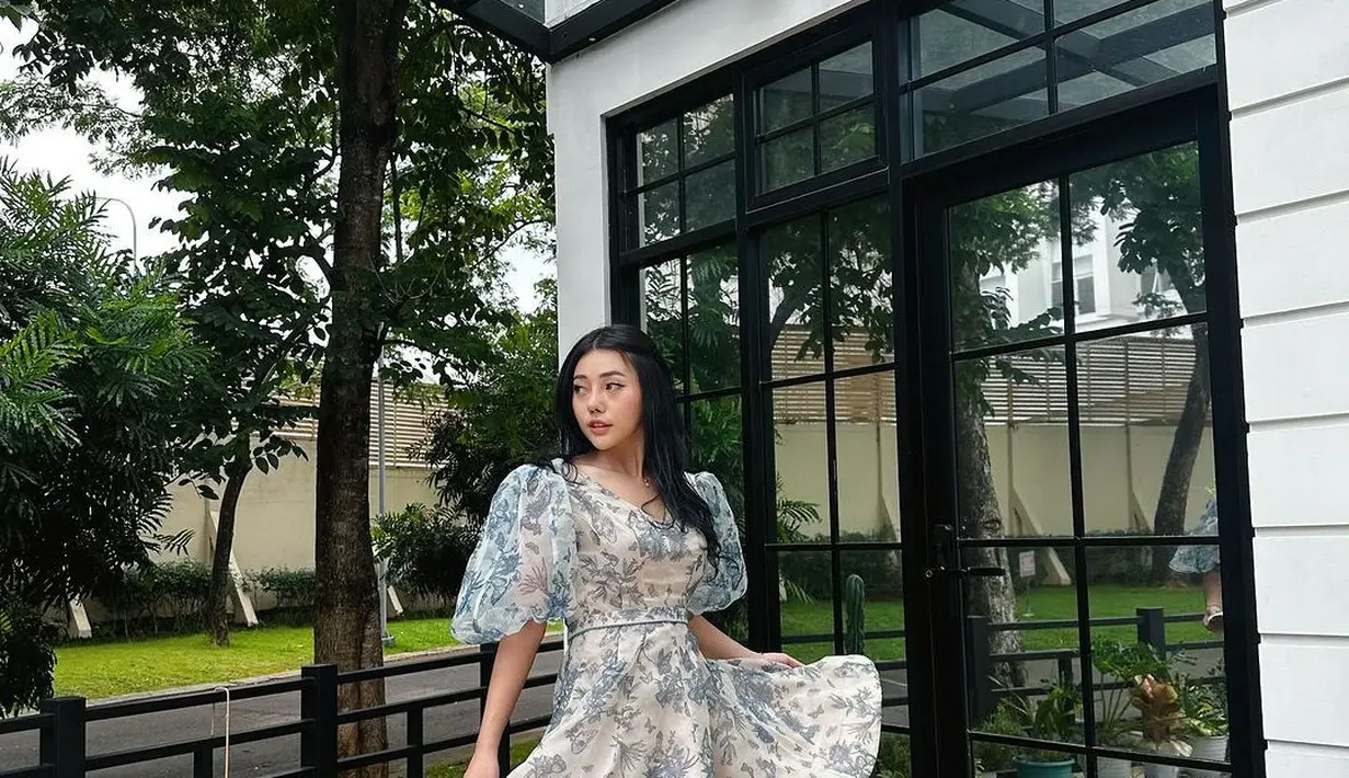 Atau ketika Wendy Walters tampil cantik mengenakan summer dress ini. Dress mini dengan detail lengan balon bercorak floral biru yang cantik membalut tubuhnya dengan amat baik. [Foto: Instagram/wendywalters]