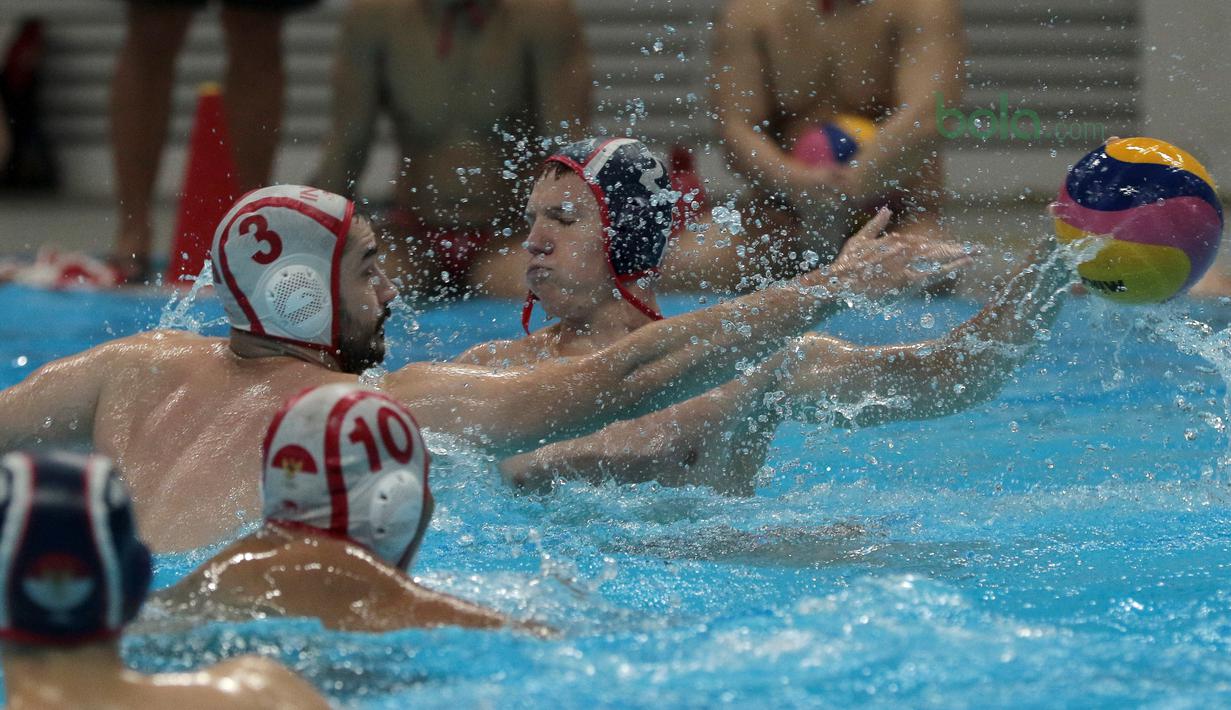 Aksi atlet Polo Air Serbia mencoba melepaskan tembakan pada latihan gabungan di Aquatic Center, Jakarta, Rabu (10/7/2018). Latihan tersebut adalah persiapan tim Indonesia menuju Asian Games 2018. (Bola.com/Nick Hanoatubun)