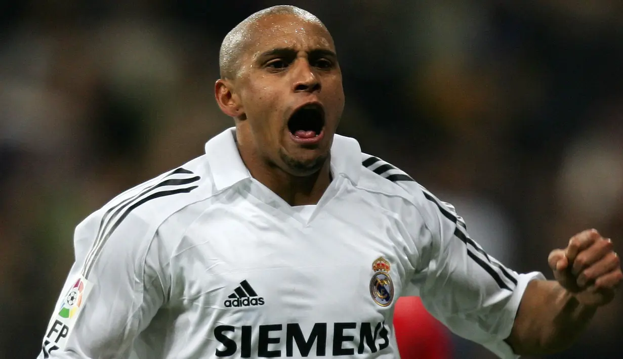 Roberto Carlos terkenal sebagai bek kiri terbaik di dunia. Sepanjang kiprahnya di Bernabeu (1996-2007), ia telah mempersembahkan empat trofi La Liga dan tiga trofi Liga Champions. Dirinya dilepas oleh Los Balncos menuju Delhi Dynamos dengan status bebas transfer. (Foto: AFP/Philippe Desmazes)