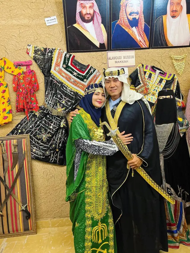 Seru Main Ke Museum, Ini 7 Potret Juliana Moechtar dan Suami saat di Mekah