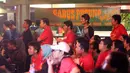 Suporter rela beridiri dekat tempat dagangan hanya untuk mengikuti acara nonton bareng Liga Premier Inggris antara Liverpool vs Manchester United di Mall Sumarecon Bekasi, Jawa Barat, Minggu (17/1/2016). (Bola.com/Nicklas Hanoatubun)