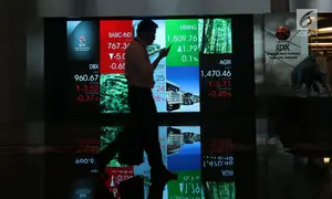 Pekerja melintasi layar pergerakan Indeks Harga Saham Gabungan (IHSG) di BEI, Jakarta, Rabu (16/5). Meski terjebak di zona merah, IHSG berhasil mengakhiri perdagangan di level 5.841. (Liputan6.com/Angga Yuniar)