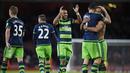 Para Pemain Swansea City merayakan kemenangan atas tuan rumah Arsenal  pada lanjutan Liga Inggris pekan ke-28 di Stadion Emirates, London, Kamis (3/3/2016) dini hari WIB. (Reuters/Dylan Martinez)