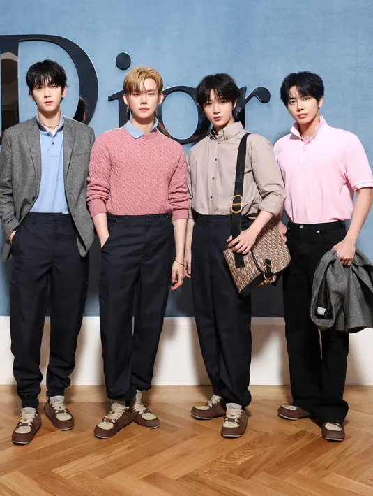TXT hadir dengan busana smart casual yang romantis dengan sentuhan warna pink dan biru. Ke empatnya pun kompak kenakan beige suede sneakers yang sama [Dior]
