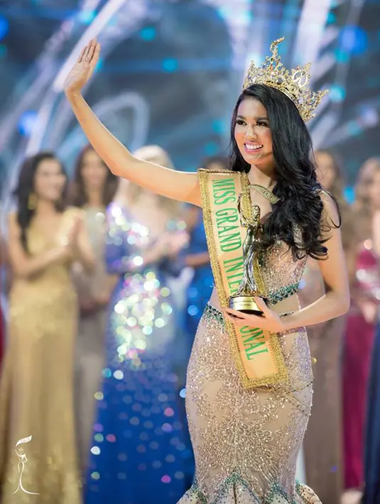 Sesaat setelah dinobatkan menjadi Miss Grand International 2016, Ariska Putri Pertiwi yang tadinya tenang berubah terkejut dan meneteskan air mata. Usai disematkan mahkota, Ika mengucapkan terima kasih dan rasa syukur. (facebook/MISSGRANDINTERNATIONAL) 