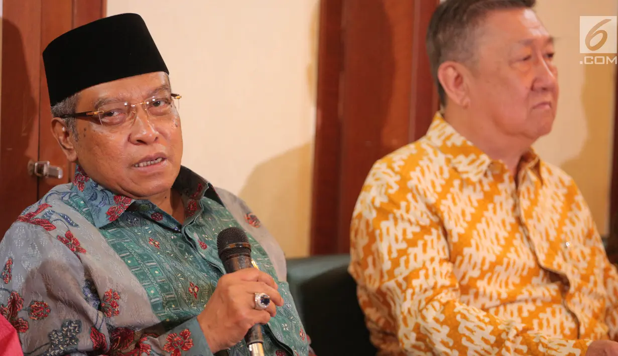 Ketua PBNU Said Aqil memberikan keterangan saat acara SALAM di Gedung PBNU, Jakarta, Jumat (22/9). Dalam pernyataan sikap tersebut mengutuk dan mengecam segala bentuk kekerasan terhadap Rohingya. (Liputan6.com/Faizal Fanani)