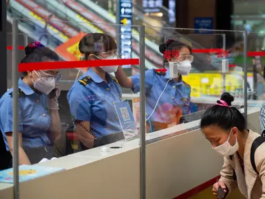 Penumpang terlihat di Stasiun Kereta Api Beijing di Beijing, China (18/6/2020). Menyusul peningkatan tanggap darurat COVID-19  dari Level III ke Level II di Beijing, Stasiun Kereta Api Beijing melakukan langkah-langkah ketat untuk mengendalikan penyebaran  COVID-19. (Xinhua/Chen Zhonghao)