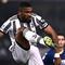 Bek Juventus, Gleison Bremer mengontrol bola saat menghadapi Hellas Verona pada laga Liga Italia 2022/2023 di Bentegodi Stadium, Verona (10/11/2022). Juventus berhasil mendatangkan Gleison Bremer pada awal musim 2022/2023 setelah bersaing dengan Arsenal, Tottenham dan Newcastle United. Dalam kondisi finansial seperti sekarang ini, Juventus bisa saja melepas sang pemain musim depan ke Tottenham atau Arsenal yang masih membutuhkan jasa Gleison Bremer. (AFP/Marco Bertorello)