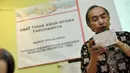 Direktur Yayasan Pemberdayaan Konsumen Kesehatan Indonesia Marius Widjajarta saat menjadi pembicara diskusi tentang " Obat tidak aman nyawa taruhannya " di Warung Daun, Jakarta, Jumat (13/3/2015). (Liputan6.com/Faizal Fanani)