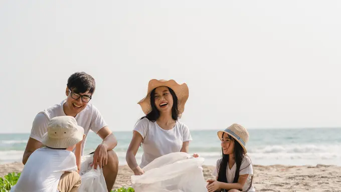 Sebuah keluarga kecil sedang bermain bersama di tepi pantai (Foto Dok: Freepik/tirachardz)
