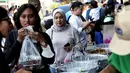 Pasar Takjil Ramadan Benhil selalu ramai disambangi warga dari berbagai daerah untuk mencari penganan untuk berbuka puasa. (Liputan6.com/Angga Yuniar)