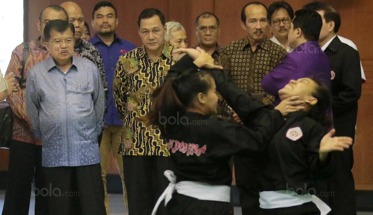Dua Pesilat Putri pamer kebolehan saat ditonton Wakil Presiden RI, Jusuf Kalla di Padepokan Silat, Taman Mini Indonesia Indah, Jakarta Timur, (03/10/2017).  Kunjungan ini untuk memantau persiapan jelang Asian Games 2018. (Bola.com/Nicklas Hanoatubun)