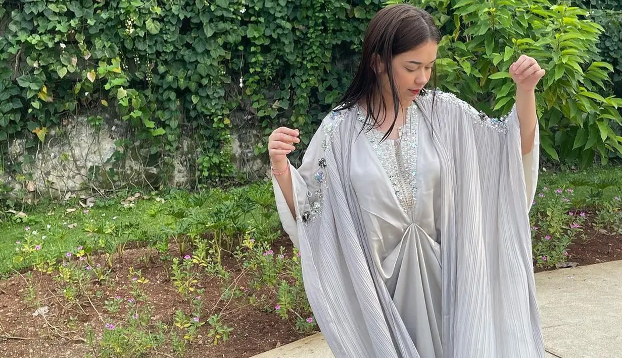 <p>Rebecca Klopper yang biasanya senang tampil nyentrik dengan outfit-outfit berpotongan edgy, kini tampak mengenakan kaftan abu-abu dengan detail payet manik-manik di kerah dan sepanjang lengan. Foto: Instagram.</p>