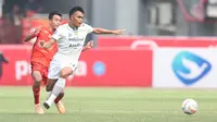 Pemain Persib Bandung, Rachmat Irianto (kanan) berusaha menguasai bola dibayangi pemain Persija Jakarta, Rayhan Hannan pada laga pekan ke-11 BRI Liga 1 2023/2024 di Stadion Patriot Candrabhaga, Bekasi, Sabtu (2/9/2023). (Bola.com/Abdul Aziz)