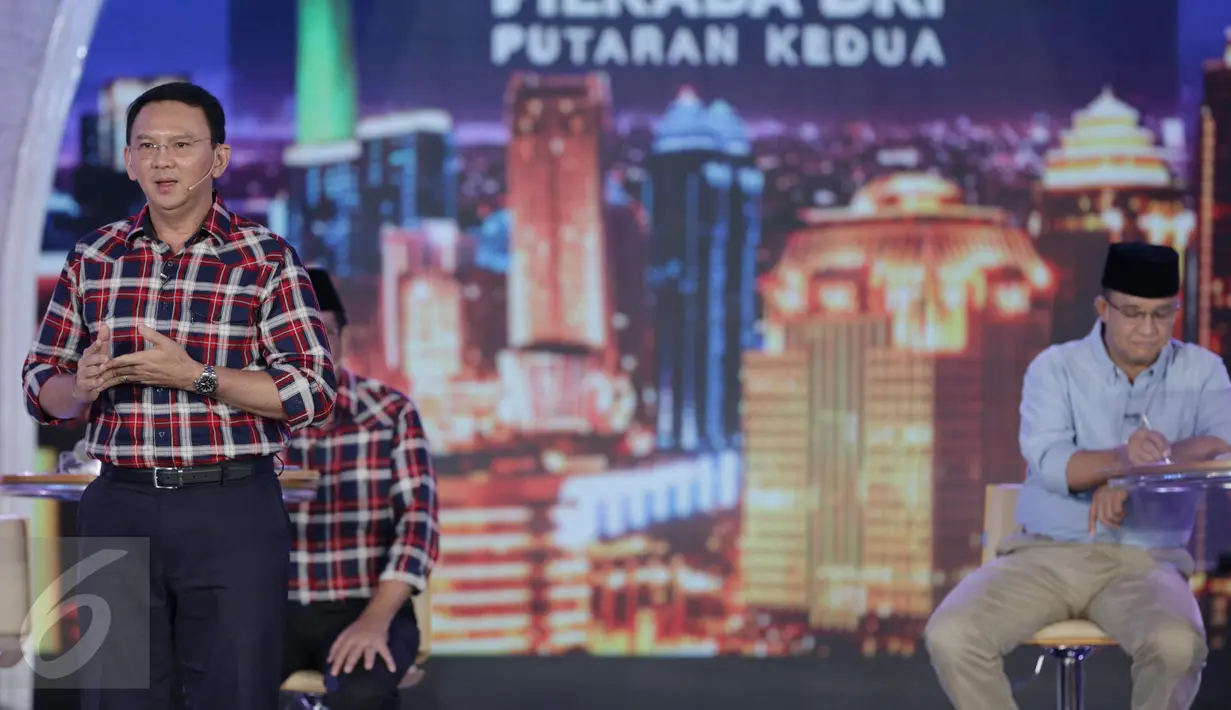 Calon Gubernur no 2, Basuki Tjahaja Purnama atau Ahok menjawab pertanyaan saat debat terakhir Pilgub DKI Jakarta 2017 di Hotel Bidakara, Jakarta, Rabu (12/4). (Liputan6.com/Faizal Fanani)