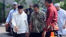 Ketua Dewan Kehormatan Partai Amanat Nasional (PAN) Amien Rais (kiri) mendatangi Gedung KPK, Jakarta, Senin (29/10). Maksud kedatangan Amien untuk mempertanyakan sejumlah kasus korupsi yang diduga lamban dalam penanganannya. (Merdeka.com/Dwi Narwoko)