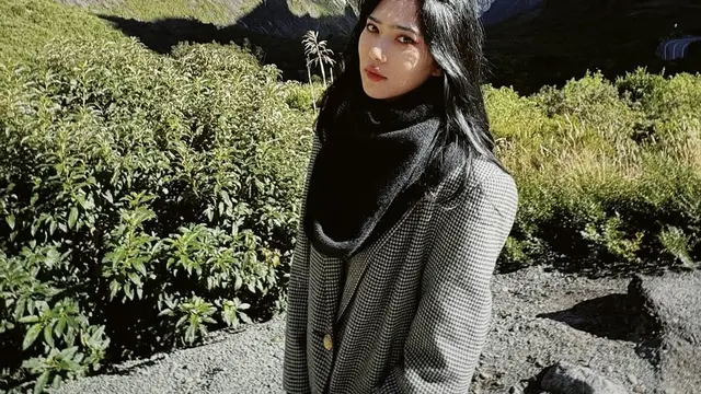 Potret Terbaru Isyana Sarasvati dengan Makeup Simple (credit: instagram/isyanasarasvati)