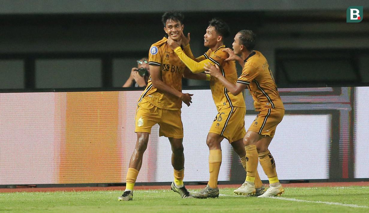 <p>Pemain Bhayangkara FC, Muhammad Ragil (kiri) melakukan selebrasi setelah mencetak gol penyeimbang 2-2 ke gawang Persija Jakarta pada laga pekan ke-20 BRI Liga 1 2023/2024 di Stadion Patriot Candrabhaga, Bekasi, Senin (27/11/2023). (Bola.com/M Iqbal Ichsan)</p>