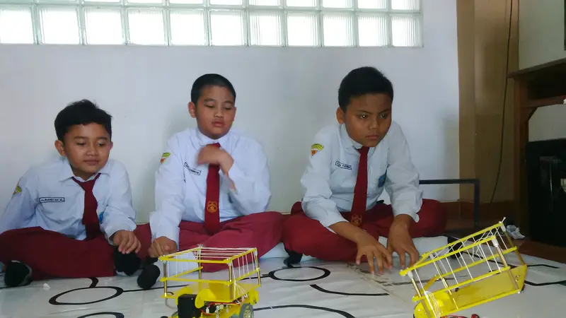 ﻿Robot Karya Siswa SD di Surabaya Jawara Kompetisi Tingkat Asia