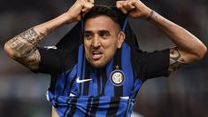 Gelandang Inter Milan, Matias Vecino, merayakan gol yang dicetaknya ke gawang Lazio pada laga Serie A Italia di Stadion Olimpico, Roma, Minggu (20/5/2018). Lazio kalah 2-3 dari Inter. (AP/Giuseppe Lami)