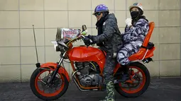 Seorang pemilik motor lama Bousouzoku saat sedang berhenti di Yamanashi, Jepang , (3/1). Motor ini dilarang karena dianggap bising oleh pihak kepolisian. (REUTERS / Thomas Peter)
