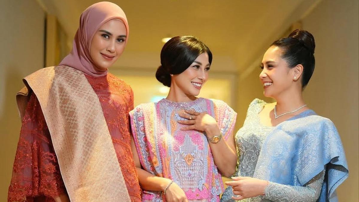 6 Gaya Keluarga Raffi Ahmad Hadir Resepsi Pernikahan Putri Zulhas dan Zumi Zola, Nagita Slavina-Syahnaz Sadiqah Memiliki Vibes Ibu Pejabat