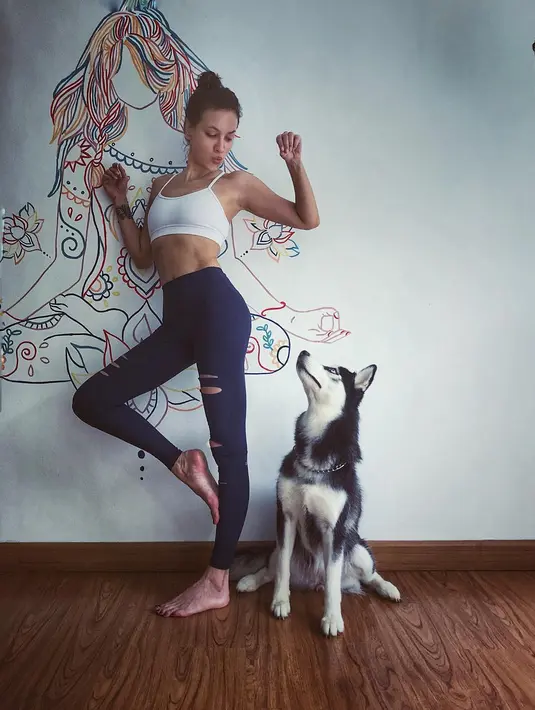 Nah, kalau yang satu ini benar-benar seksi. Sophia Latjuba hanya mengenakan legging berwarna biru dengan bra sport putihnya. Gaya sportynya ini seksi banget kan? (Instagram/sophia_latjuba88)