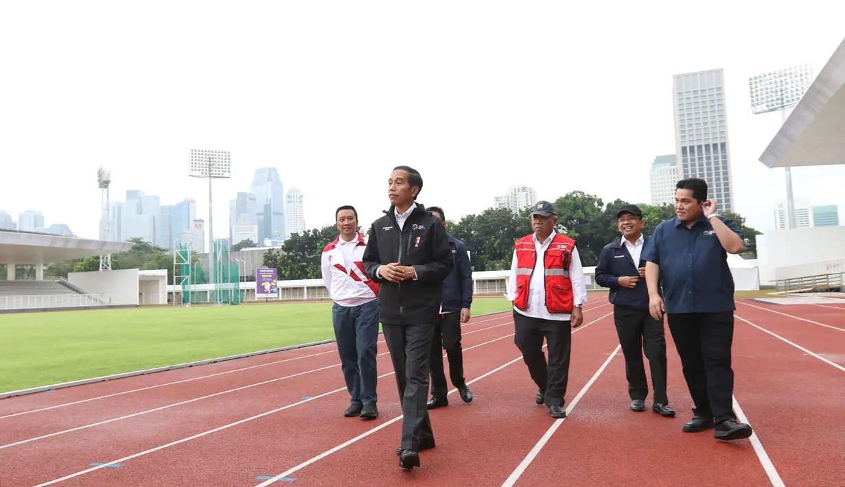 Presiden Joko Widodo (depan) meninjau sejumlah venue Asian Games 2018 di Kompleks Gelora Bung Karno, Jakarta, Senin (25/6). Peninjauan tersebut bertujuan untuk melihat persiapan tempat penyelenggaraan Asian Games 2018. (Liputan6.com/Angga Yuniar)