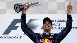Senyum Pebalap Red Bull Racing asal Australia, Daniel Ricciardo saat menjuarai GP Malaysia di Sirkuit Sepang, Minggu (2/10). Ricciardo mengambil keuntungan dari Lewis Hamilton (Mercedes-AMG Petronas) yang alami kendala mesin. (REUTERS/ Edgar Su)
