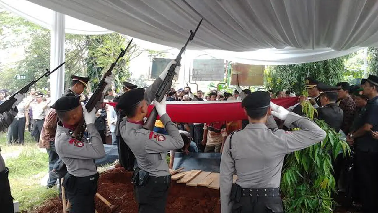 [FOTO] Suasana Haru Pemakaman AKBP Pamudji