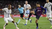 Gelandang Barcelona, Philippe Coutinho, mengontrol bola saat melawan Inter Milan pada laga Liga Champions, di Stadion Camp Nou, Rabu (24/10/2018). Barcelona menang 2-0 atas Inter Milan. (AP/Emilio Morenatti)